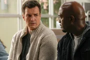 Da Nolan (Nathan Fillion, l.) wegen der Situation völlig durch den Wind ist, nehmen sich seine Kollegen wie Sergeant Grey (Richard T. Jones, r.) Zeit, um ihm beizustehen. Doch die Auszeit ist nur kurz, denn auf Sergeant Grey und seine Beamten wartet im Krankenhaus bereits der nächste Einsatz.