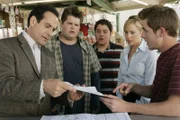 Troy (Cody McMains, re.) und seine Freunde Pez (Jareb Dauplaise, 2.v.li.) und Ridley (Sean Marquette, Mi.) wollen Monks (Tony Shalhoub) Fähigkeiten ausnutzen, um sich in den Besitz eines mutmaßlichen Gangsterschatzes zu bringen.Wird Monk sie wirklich zu dem vergrabenen Schatz führen? (2.v.re. Traylor Howard als Natalie)