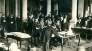Die türkische Delegation unterschreibt im Pariser Vorort Sčvres den Friedensvertrag mit den Alliierten.
