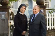 Um Himmels Willen Staffel 19 Folge 6 (Fortlaufende Ep.-Nr: 240) Ewige Feinde: Janina Hartwig als Schwester Hanna; Fritz Wepper als Wolfgang Wöller.