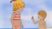 Jakob und Conni suchen Muscheln am Strand für ihre Sandburg.