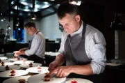 Dirk Hoberg (re.), Küchenchef des Gourmetrestaurants Ophelia in Konstanz, stellt sich der Herausforderung einer offenen Küche. Die Gäste können jeden Handgriff, jedes Wort zu verfolgen, was die Teamarbeit umso wichtiger macht.
