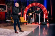 Christoph Grissemann mit Pete Art und Band.