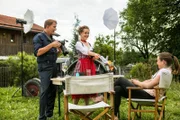 Der Fotograf Benedikt Bär (Axel Röhrle, links) ist begeistert von Lena Winter (Klara Deutschmann, Mitte). Emily Müller (Chiara von Galli, rechts) ist hingegen misstrauisch.