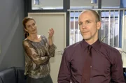 Gerrit (Lars Löllmann, r.) will Natascha (Franziska Matthus, l.) nicht glauben, dass Anette Darcy Hintergedanken hat.
