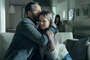 Dr. Thomas Lorenz (Maximilian Brückner) setzt alles daran, das alleinige Sorgerecht für seine Tochter Hanna (Lilli Salonen) zu bekommen.