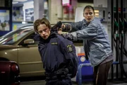 Nina (Alexandra Nordberg) will dem Zugriff durch die Polizei entgehen. Sie droht damit, Vilhelm Beck (Valter Skarsgård) zu erschießen.