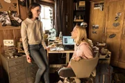 L-R: Jette (Lisa Bahati Wihstutz) and Lena (Louise Sophie Arnold)