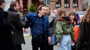 Thomas Schacht (Till Wonka, 3.v.l.) ist aufgebracht. Als seine Stieftochter Lucy (Liselotte Krieger, 3.v.r.) einmal kurz nicht auf seine Zwillinge aufgepasst hat, sind diese verschwunden. Kommissar Frank Weller (Christian Erdmann, 2.v.l.) ist mit dem Kommissariatsleiter Ubbo Heide (Kai Maertens, l.) vor Ort und hält Thomas Schacht zurück. Auch Gundula Müller (Katharina Behrens, M.), seine Lebensgefährtin, ist völlig aufgelöst, weil ihre Kinder verschwunden sind.