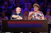 Rateteam-Kapitän Bernhard Hoëcker (l.) mit Comedian Atze Schröder (r.)
