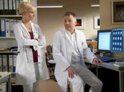 Dr. Roland Heilmann (Thomas Rühmann) berät sich mit Dr. Kathrin Globisch (Andrea Kathrin Loewig) zum Patientenfall Mirko Wollert. Die beiden Ärzte entscheiden sich für eine sofortige Operation, ahnen jedoch nicht, dass Mirko Wollert vor ihnen etwas verbirgt.