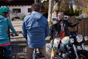 Auf ihrer STARnberg Tour treffen Hubert (Christian Tramitz, M.) und Tina Vogel (Sabine Gutberlet, l.) auf Wolfgang Fierek (r.).