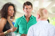 Lauren Campese (Vinette Robinson, l.) und Marc Campese (Tristan Gemmill, M.) genießen noch die Feier bei Leo Pascal (Adrian Scarborough, r.). Doch schon bald gerät Lauren ins Visier der Polizei. Sie kannte das Opfer besser, als sie zugeben möchte.