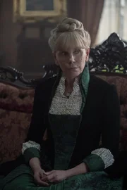 Christine Baranski als Agnes Van Rhijn
