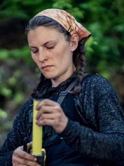 Kayla Johanson schaut auf ein Maßband.