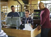 Das NCIS-Team um Eric (Barrett Foa, M.), Callen (Chris O'Donnell, l.) und Sam (LL Cool J, r.) versuchen alles, um ein vermisstes Mädchen zu finden. Doch hat sich der Teenager wirklich einer terroristischen Organisation angeschlossen?