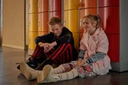 Sirius (Niels Krommes, li.) gibt Chiara (Jamila Weintritt, re.) einen Tipp um ihr schlechtes Gewissen loszuwerden.