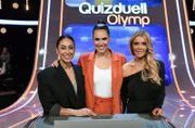 Quizmasterin Esther Sedlaczek (M.) mit den Kandidatinnen des Teams "Moderation": Melissa Khalaj (l.) und Laura Karasek (r.), beide Moderatorinnen.