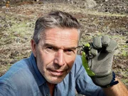 Dirk Steffens mit der größten Wolfsspinne Europas. Sie ist eine der seltensten Spinnen der Welt. Den Handschuh trägt er nicht ohne Grund, ihr Gift ist zwar nicht lebensgefährlich, aber ziemlich schmerzhaft.