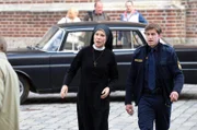 Um Himmels Willen Staffel 19 Folge 7 (Fortlaufende Ep.-Nr: 241) Nonne und Polizist: Janina Hartwig als Schwester Hanna; Lars Weström als Polizist Meier.