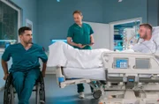 Auch bei Dr. Ilay Demir (Tan Caglar, li.) gibt es im Beisein von Dr. Kai Hoffmann (Julian Weigend, mi.) einen unbedachten Moment. Gegenüber Marlon Fessner (David Mullikas, re.) platzt auch ihm kurz der Kragen.