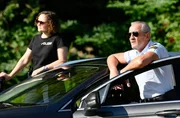 Julia Demmler (Wendy Güntensperger, l.) und Paul Schott (Tim Wilde, r.) beobachten die Verfolgungsjagd.