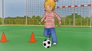 Conni lernt schnell, sie kann sogar den Ball schon um die Hütchen führen.