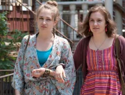Jessa Johansson (Jemima Kirke, l.) und Hannah Horvath (Lena Dunham, r.)