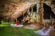 Dirk Steffens in der "Križna Jama"-Tropfsteinhöhle in Slowenien. Um die Höhlen Sloweniens ranken sich zahlreiche Drachen-Mythen, denn einst glaubte man, hier Beweise für deren Existenz gefunden zu haben.