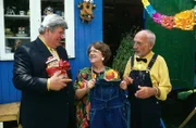 Nachbar Paschulke (Helmut Krauss, l.) und Tante Elli (Inge Wolffberg, M.) erscheinen zu Peters (Peter Lustig, r.) Fest. Peter trägt seine selbstgeschneiderte, festliche Latzhose und fühlt sich darin wunderbar wohl.
