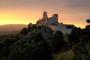 Burg Čachtice im heutigen Tschechien, einst Sitz der "Blutgräfin". Rund 650 Menschenleben gehen angeblich auf ihr Konto. Der Legende nach soll Gräfin Elisabeth Báthory im 17. Jahrhundert im Blut von Jungfrauen gebadet haben, um ewig jung zu bleiben. "ZDF-History" geht dem rätselhaften Fall nach.