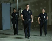 Nolan (Nathan Fillion, M.), Harper (Mekia Cox, l.) und Chen (Melissa O'Neil, r.) läuft die Zeit davon. Sie müssen das Gold finden, bevor das Chaos die Überhand gewinnt.