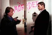"Kommissar Rex", "Hetzjagd." Eine Supermarktkassiererin, die mit der Tageslosung zu einem Nachttresor unterwegs ist, wird überfallen und dabei erschossen. Viele Verdachstmomente sprechen gegen einen Mann, der kurz zuvor aus der Haft entlassen wurde und in der Nähe wohnt. Brandtner vernimmt den Verdächtigen, lässt ihn jedoch wieder frei, was dazu führt, dass sich einige Hausbewohner gegen den Mann verbünden. Brandtner und Rex müssen den wahren Täter finden und einen weiteren Mord verhindern.Im Bild (v.li.): Heinz Weixelbraun (Christian Böck), Gedeon Burkhard (Alexander Brandtner).