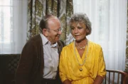 Herr von Hasenbeck (Joachim Wichmann), der zur Zeit bei Schöningers wohnt, und Frau Iberl (Ida Krottendorf), eine Nachbarin, finden Gefallen aneinander.
