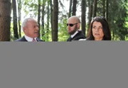 Werner (Dirk Galuba, l.) lässt sich von Barbaras (Nicola Tiggeler, r.) unschuldigem Auftreten nicht täuschen (mit Komparse).