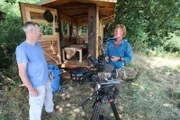 Leichtfüßiges Team: Zusammen mit Kameramann-Kollegen Frank Gutsche (l.) war Andreas Kieling (r.) an den entferntesten Orten der Welt, um Tiere zu filmen. Bei Dreharbeiten in der Eifel zu den Jubiläumsfolgen von "Kielings wild Welt" blicken die beiden zurück auf 30 Jahre Abenteuer und minimales Equipment, das doch maximal schwer sein kann.