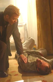 Im Wohnzimmer findet Horatio (David Caruso, l.) den leblosen Körper der Mutter und den Vater Jason Caplin (Albie Selznick), der zwar schwer verletzt ist, aber noch lebt.