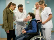 ARD/MDR IN ALLER FREUNDSCHAFT FOLGE 654, "Alte Verletzungen", am Dienstag (19.08.14) um 21:00 Uhr im ERSTEN. Eigentlich sollte Sabrina Reichelts (Kristin Suckow, li.) Bruder Lars (Adrian B. Moore, mi.) gerade auf einer Kursfahrt der Schule sein. Doch nun begegnet sie ihm mit einem Lehrer (Komparse, 2.v.re.) und einer Schwester (Komparsin, re.) in der Sachsenklinik. Er hat sich bei einer Prügelei eine Platzwunde zugezogen, die behandelt werden muss. Als Hans-Peter Brenner (Michael Trischan, 2.v.li.) sich die Wunde etwas näher ansehen möchte, weist Lars ihn barsch zurück.