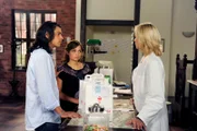 Katja (Saskia Valencia, r.) und Rajan (Daniel Propat, l.) versuchen, Ella (Sarah Alles, M.) den Studienplatz in München schmackhaft zu machen.