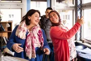 Monika und Sevim tanzen gemeinsam im Kiosk, während Leon am liebsten das Weite suchen würde. Von links: Monika (Christine Reimer), Sevim (Özay Aslanhan) und Leon (Joel Akgün).