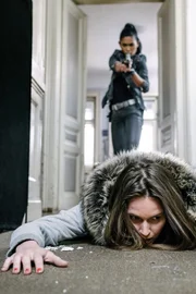 Die Prostituierte Victoria Oshchypko (Janina Rudenska) wird von Mina Sandra Nomura "Asia" (Puti Pandeka Kaisar) bedroht.