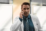 Dr. Alexander Kahnweiler (Mark Keller) würde seinem Freund Martin am Telefon gern die Ergebnisse der Blutuntersuchung liefern, doch die Auswertung braucht noch Zeit.