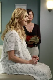 Während kurz vor ihren letzten Atemzügen steht, bekommt Julie (Andrea Bowen, l.) ihr Baby und macht Susan (Teri Hatcher, r.) somit zur Großmutter ...