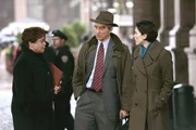 Lt. Anita Van Buren (S. Epatha Merkerson, li.), Staatsanwalt McCoy (Sam Waterston) und seine Kollegin Connie Rubirosa (Alana De La Garza) sprechen über erste Ermittlungsergebnisse im Mordfall Dillon. Lt. Anita Van Buren (S. Epatha Merkerson, li.), Staatsanwalt McCoy (Sam Waterston) und seine Kollegin Connie Rubirosa (Alana De La Garza) sprechen über erste Ermittlungsergebnisse im Mordfall Dillon.