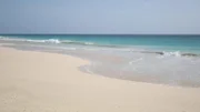 Der 11 Kilometer lange, weiße Strand von Santa Monica auf Boavista gehört weltweit zu den wichtigsten Nistplätzen der unechten Karettschildkröten.