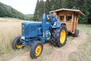 Wahlheimat: die Eifel. Hier betreibt Andreas Kieling einen kleinen Grünlandbetrieb. Seine zweite Leidenschaft neben dem Filmen ist das Restaurieren alter Technik. Der Lanz Bulldog stammt aus den 50er Jahren. Und die ehemalige Schlafstätte eines Schäfers ist mehr als 100 Jahre alt und heute ein gutes Versteck bei der Vogelbeobachtung.