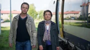 An der Zugstrecke nach Wismar wird ein bildhübsches junges Mädchen tot aufgefunden. Offenbar traf sie ihren Mörder in der vergangenen Nacht. Doch was wollte Anna Blume mitten in der Nacht auf dem Feld, und warum musste sie sterben? Die Kommissare Sven Herzog (Michael Härle, l.) und Katrin Börensen (Claudia Schmutzler, r.) wollen den Tod aufklären.