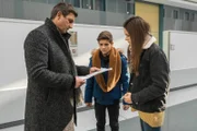 Nachdem Erianna ins Krankenhaus eingeliefert wurde, bespricht Dr. Gruber (Hans Sigl, l.) das Vorgehen mit ihrer Tochter Mara (Ava Montgomery, r.). Deren Freund Leon (Juls Luis Serger, M.) weicht ihr dabei nicht von der Seite.