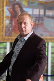 Das Gemälde ist der ganze Stolz von dem Galeriebesitzer Leo Pascal (Adrian Scarborough). Wie weit geht er für seine Liebe zur Kunst?