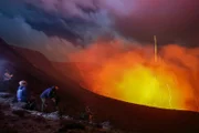 Alle zwei bis 20 Minuten bricht der Vulkan aus. Das Team und der Geologe Thomas Boyer haben einen waghalsigen Plan - sie warten stundenlang auf den richtigen Moment um an den Kraterrand zu rennen und eine Probe eines glühenden Lavabrockens zu nehmen.